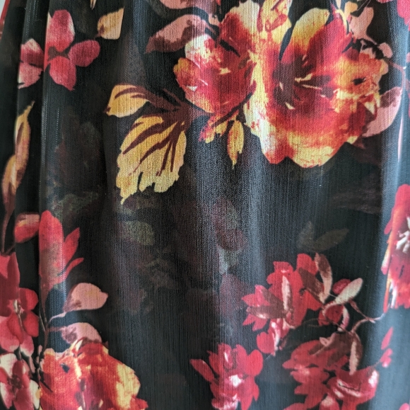 Threads & States maxi dress size small, black background with floral print - Picture 2 of 8